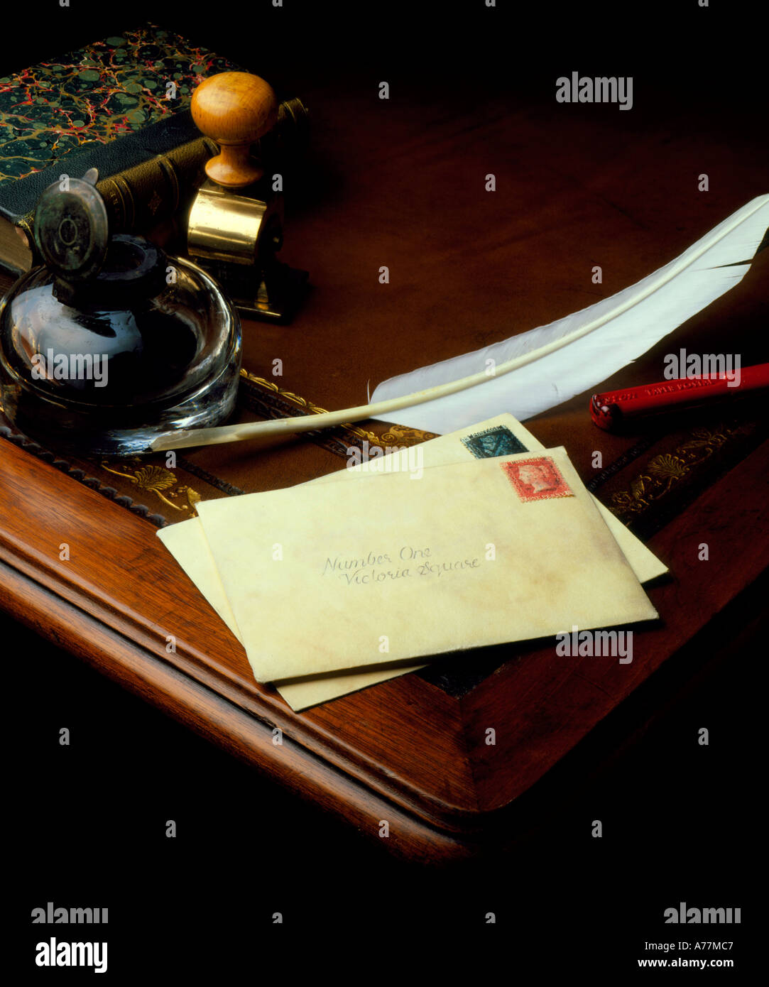 Plume et les lettres sur le vieux bureau Banque D'Images