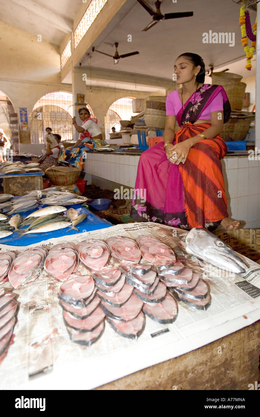 Une dame indienne poissonnier à son étal sur le marché à Margao. Banque D'Images