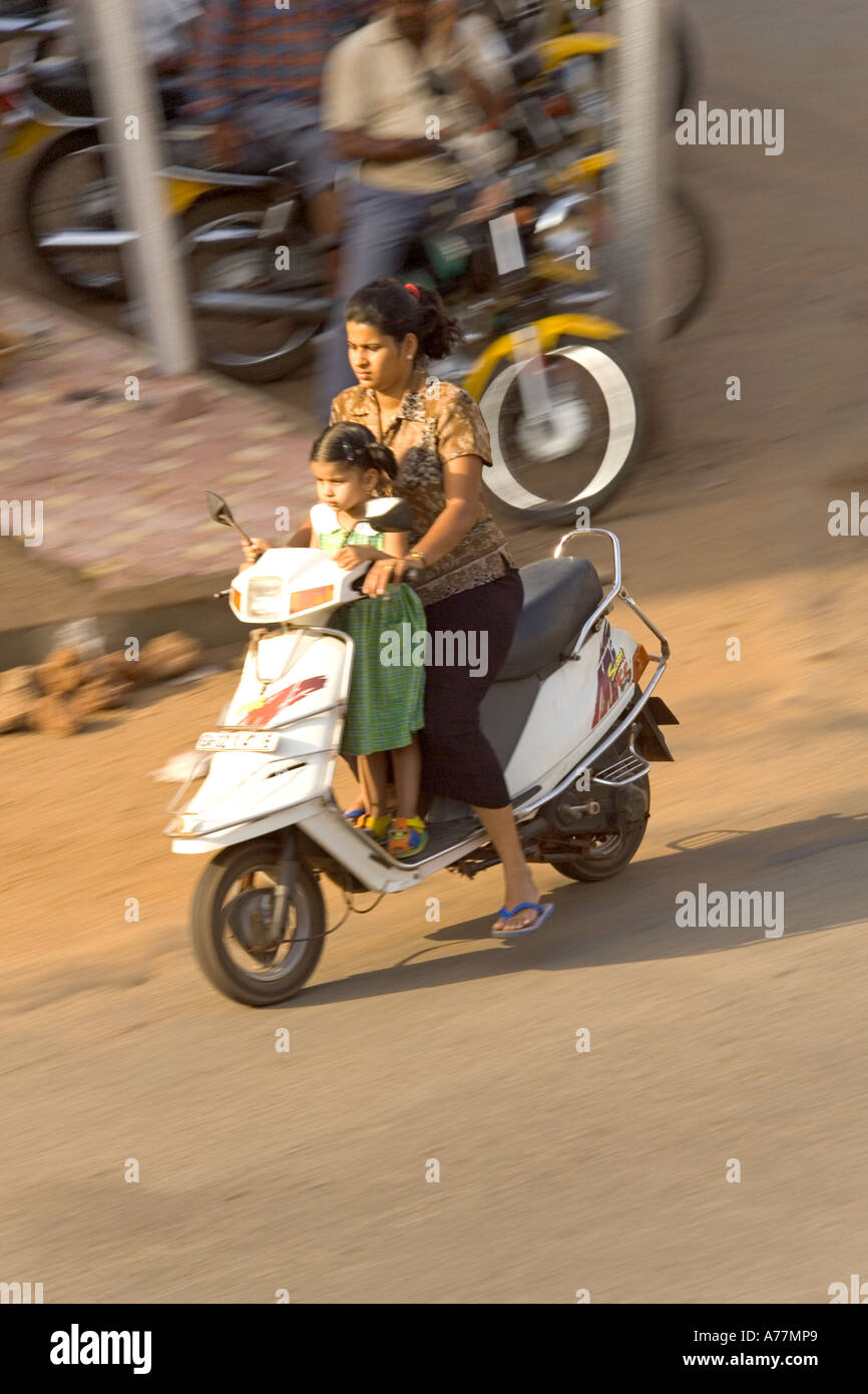 Mère et fille sur un cyclomoteur sans casque, mais commun en Inde.  ! Banque D'Images