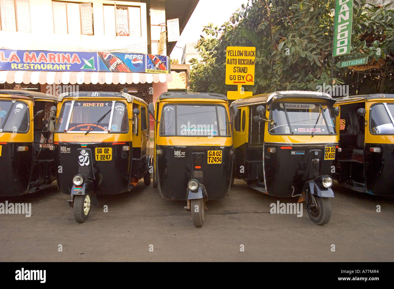 Tuk Tuks pour voitures à un auto rickshaw voitures point. Banque D'Images