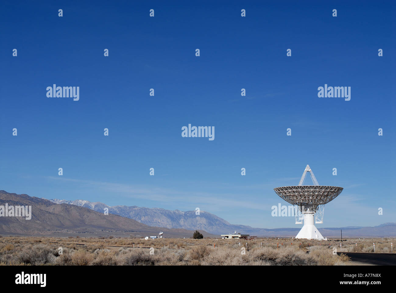 Seul Owens Valley radio antenne parabolique à la recherche le ciel Banque D'Images