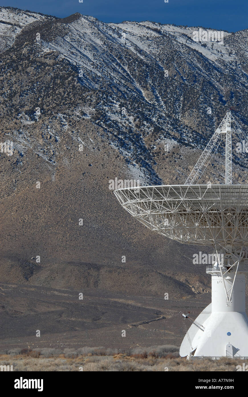 Seule l'antenne radio à l'est avec le ciel des Sierras comme toile de fond Banque D'Images