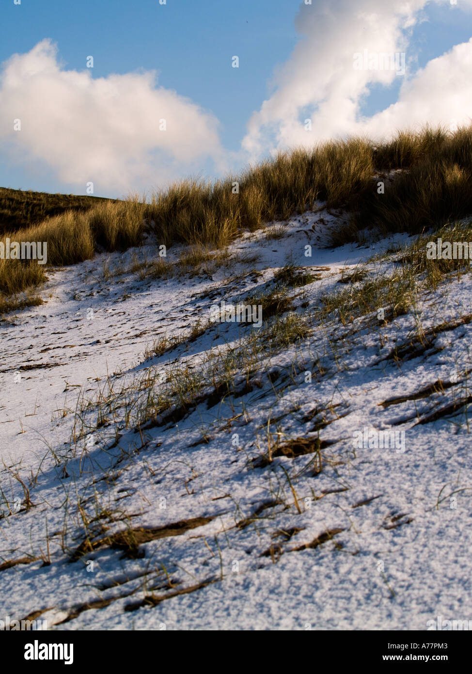 L'inhabituelle vue de la neige sur une plage de sable à Portstewart l'Irlande du Nord Banque D'Images