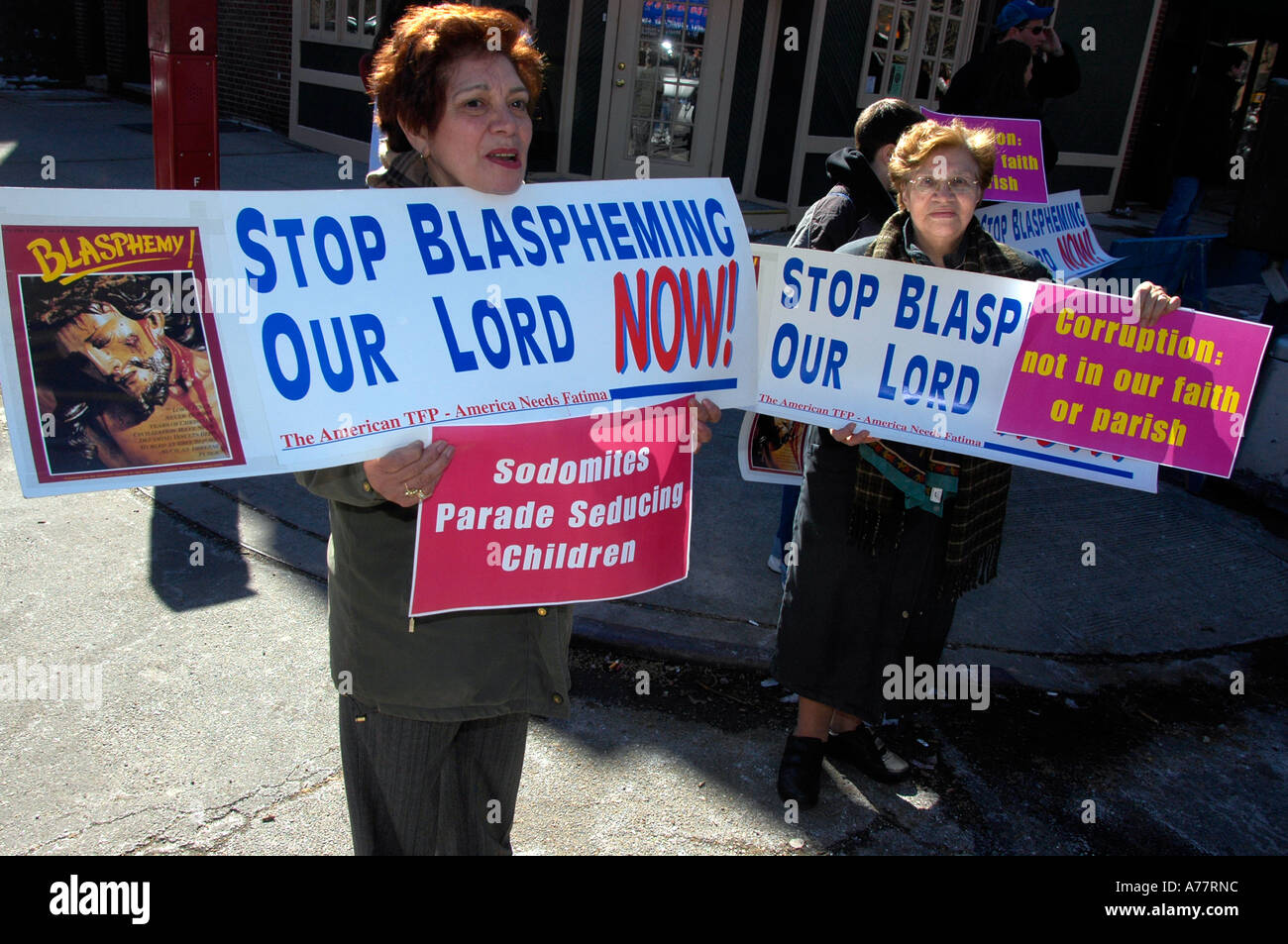 Les résidents de Sunnyside Queens à New York City protester contre l'inclusion des homosexuels à St Patrick s Day Parade Banque D'Images Les résidents de Sunnyside Queens à New York City protester contre l'inclusion des homosexuels à St Patrick s Day Parade Banque D'Images
