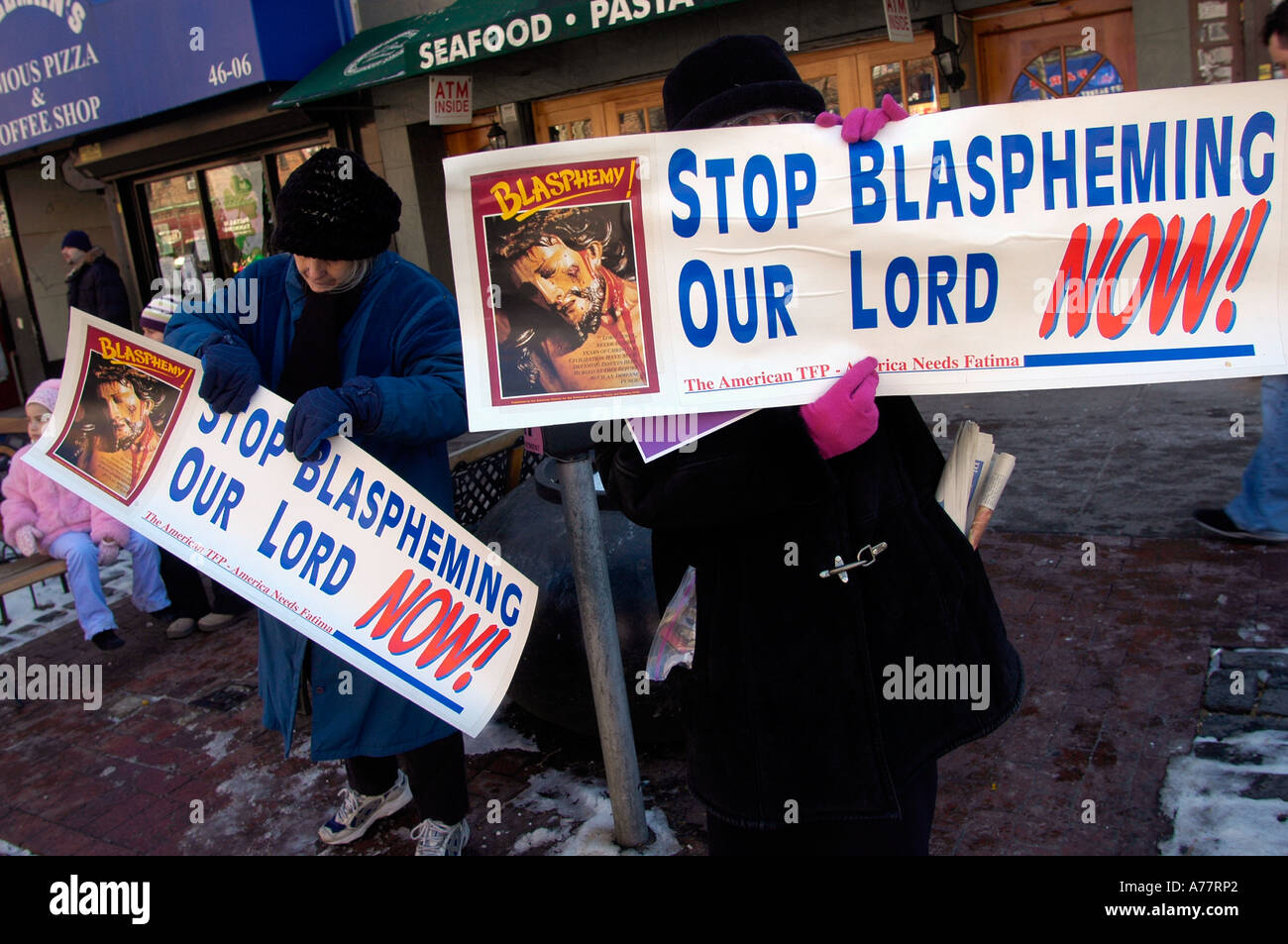 Les résidents de Sunnyside Queens à New York City protester contre l'inclusion des homosexuels à St Patrick s Day Parade Banque D'Images Les résidents de Sunnyside Queens à New York City protester contre l'inclusion des homosexuels à St Patrick s Day Parade Banque D'Images