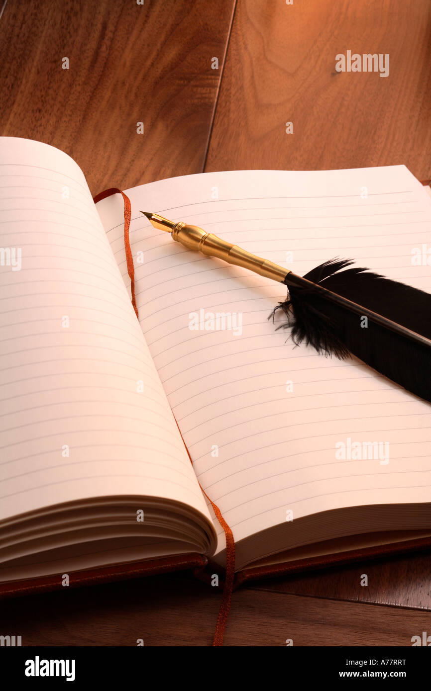 Plume d'antiques sur livre ouvert Banque D'Images