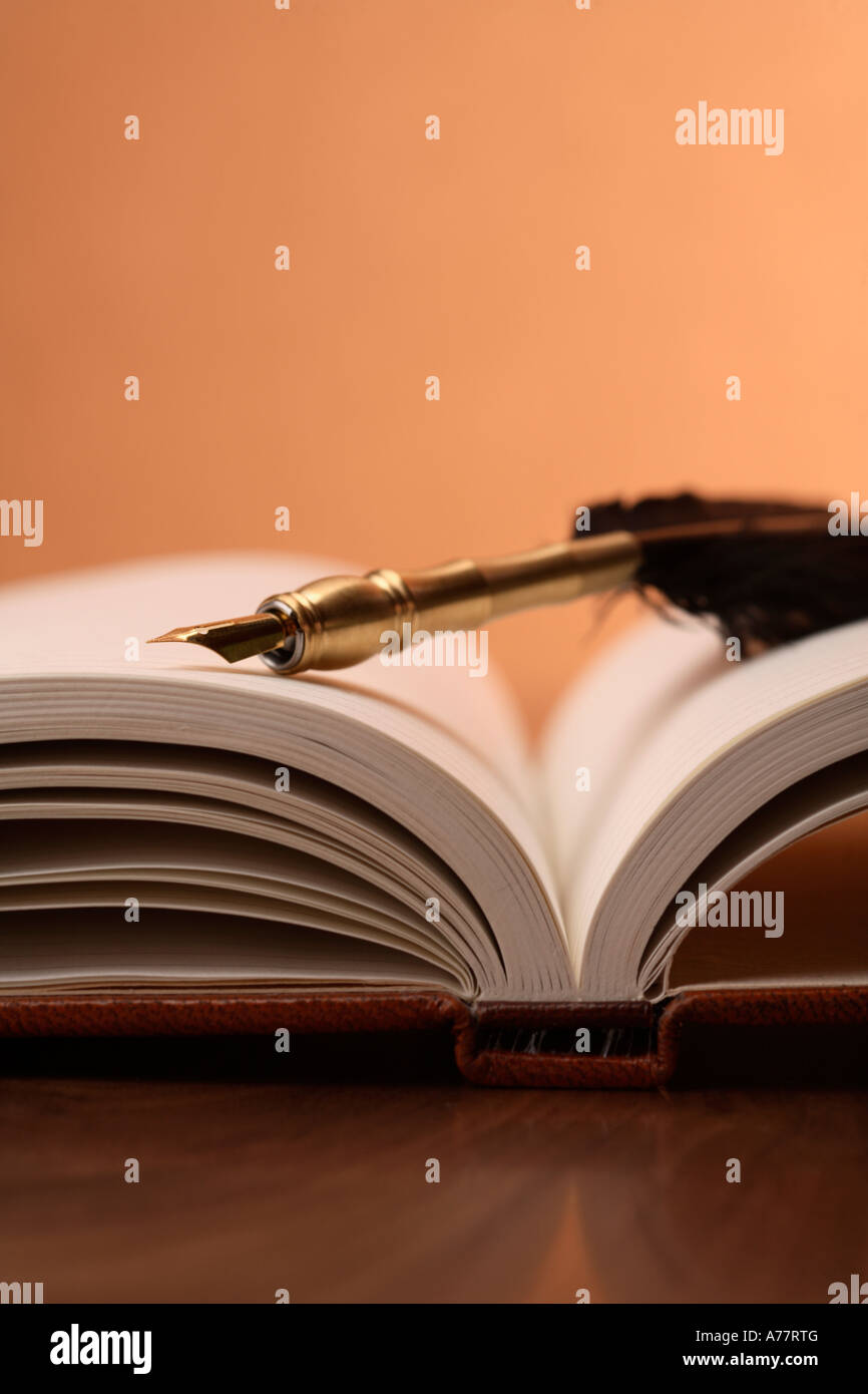 Plume d'antiques sur livre ouvert Banque D'Images