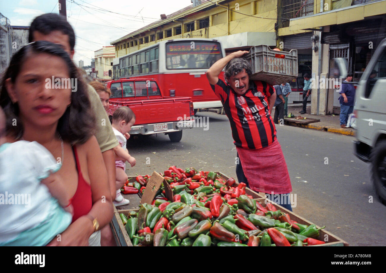 Les vendeurs du marché des fruits et légumes à San Jose, Costa Rica, Amérique centrale. Banque D'Images