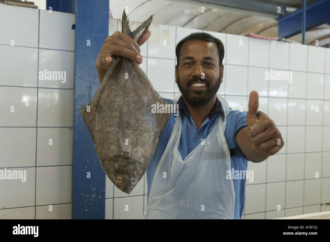 L'homme tenant un poisson du marché à Deira Dubai Banque D'Images