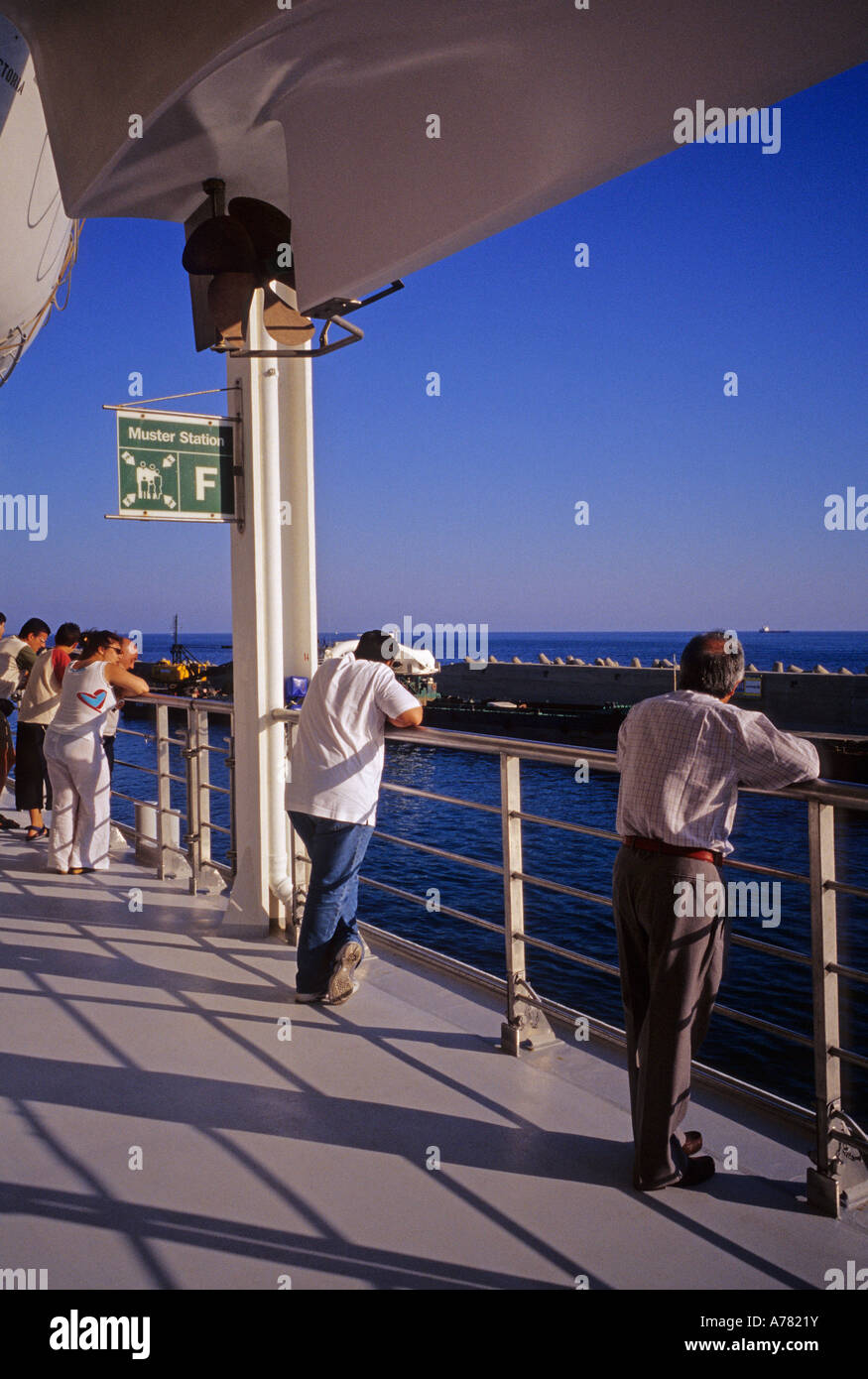 Les passagers sur le pont extérieur du bateau de croisière Costa à Victoria depuis le port de Palerme, Sicile Banque D'Images