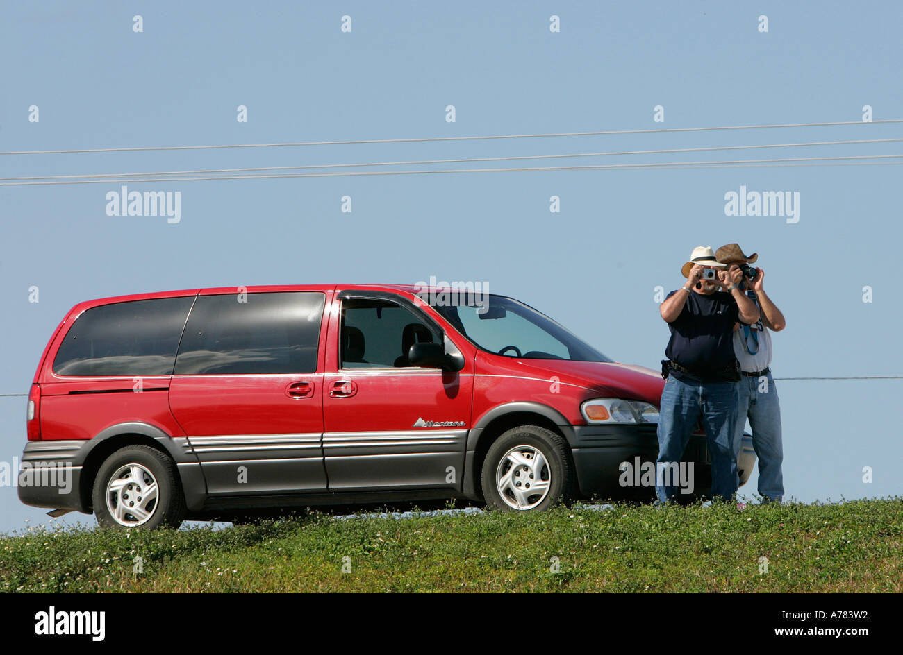 Deux homme hommes adultes prendre photo profiter beach vue incroyable l'infini de l'eau sans fin au bord de l'immense route Nord Amériques beach Banque D'Images