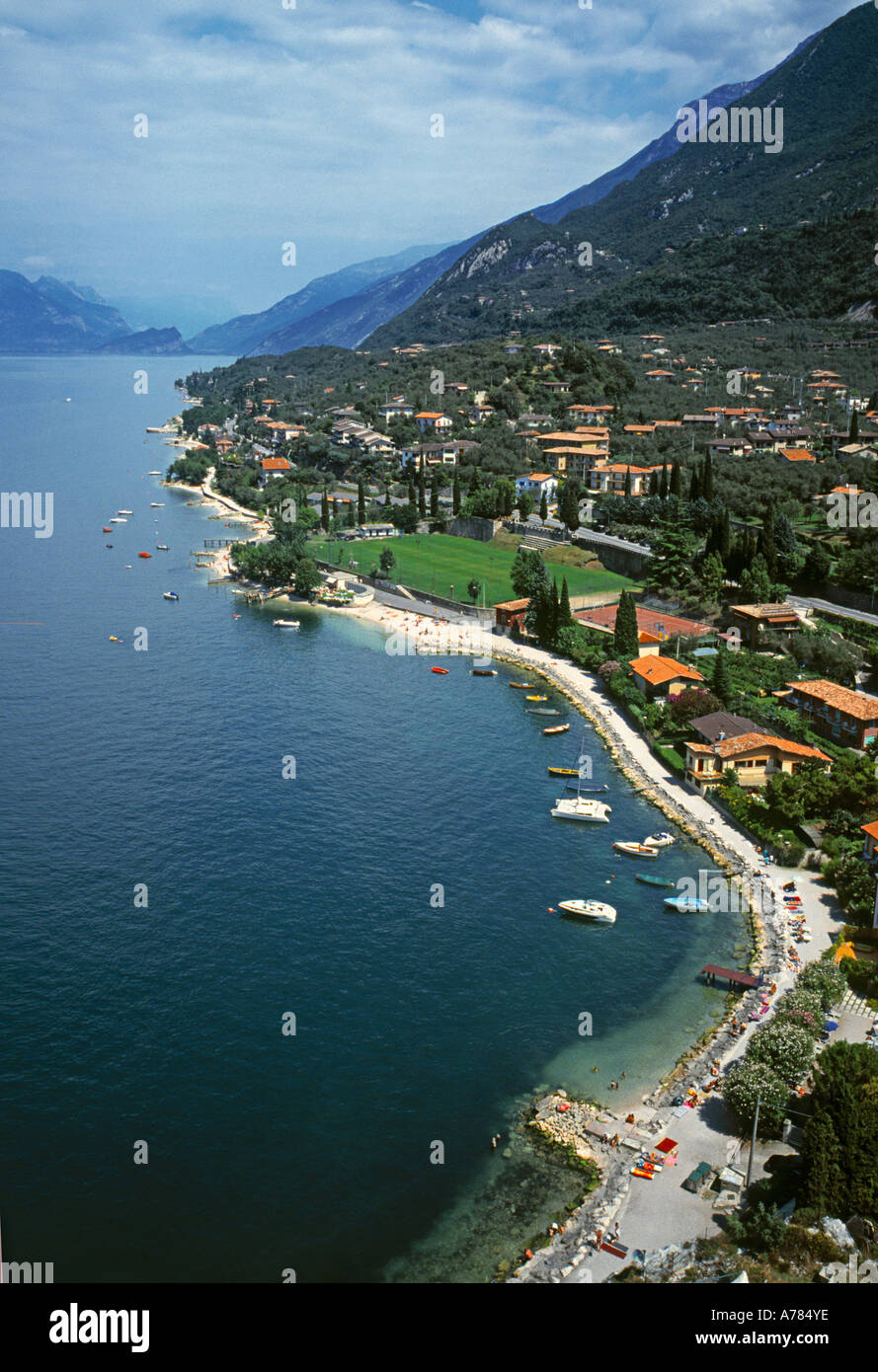 Une vue sur la plage à Malcesine sur le lac de Garde, Italie Banque D'Images