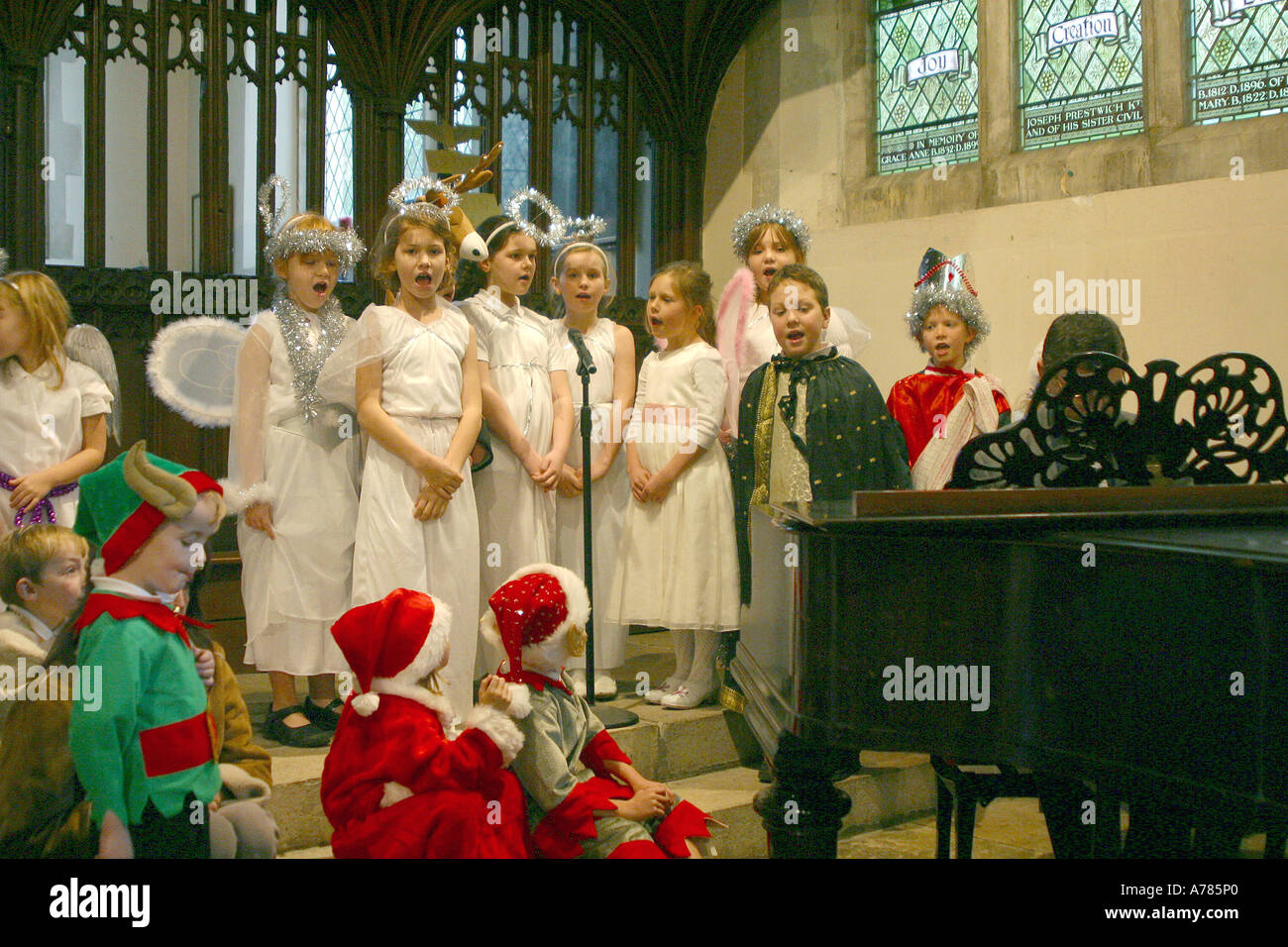 Célébration de l'école primaire de Noël avec les enfants déguisés et le chant de noël à l'église Banque D'Images