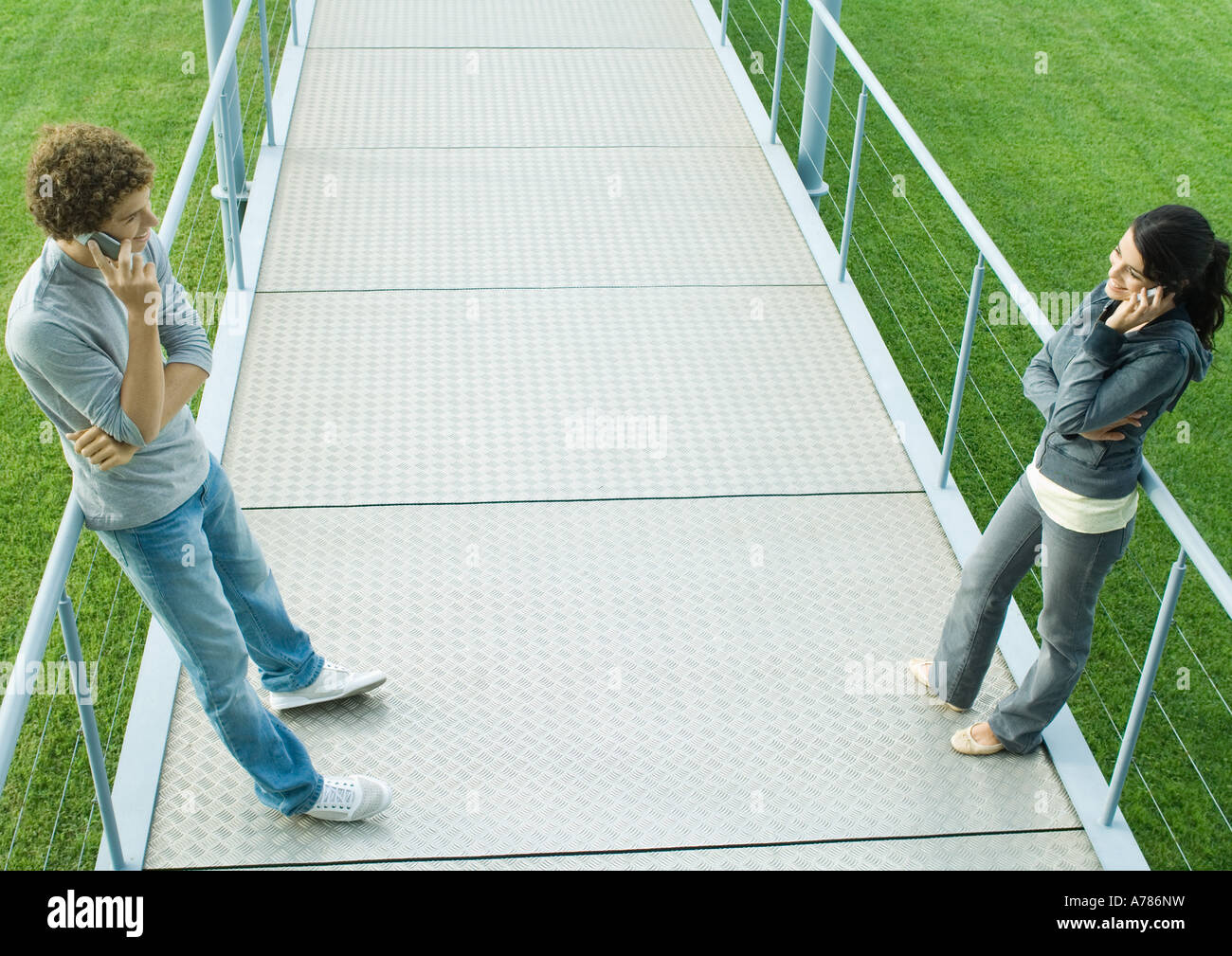Couple debout face à face dans le passage libre, l'utilisation de téléphones cellulaires, pleine longueur, high angle view Banque D'Images