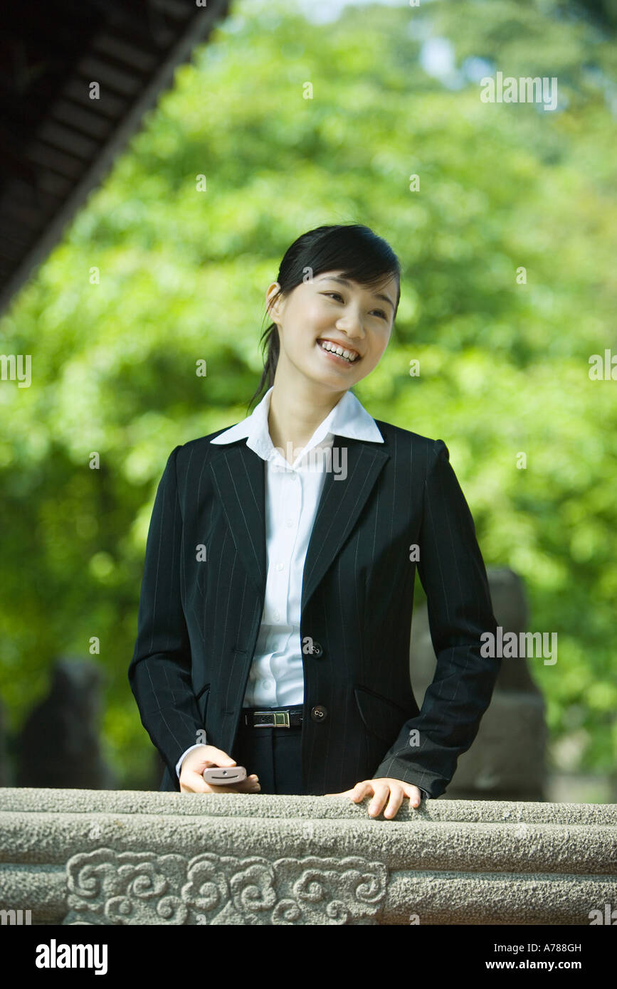 Woman holding cell phone Banque D'Images