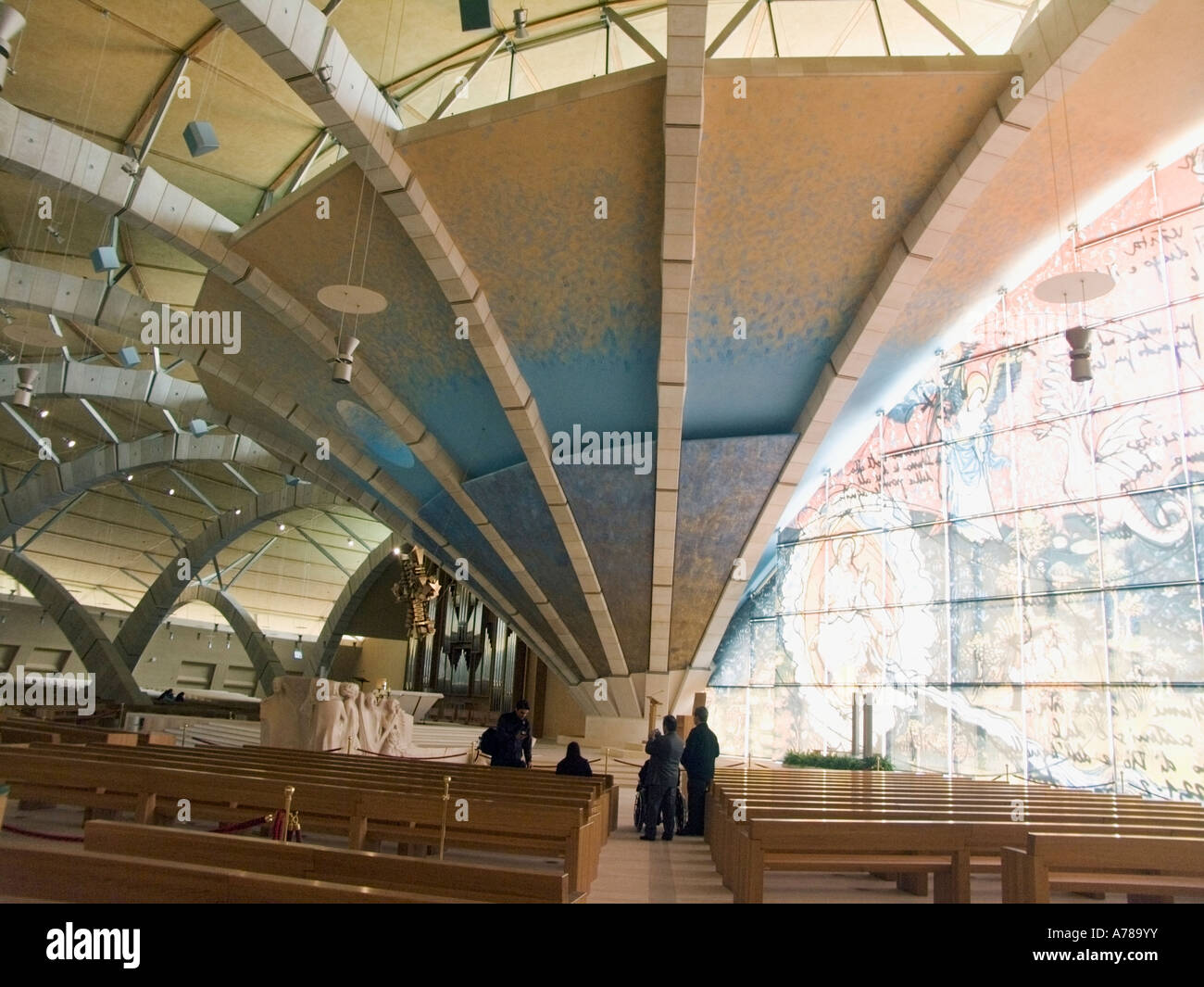 Vue intérieure de la nouvelle église de Padre Pio à San Giovanni Rotondo,  l'architecte Renzo Piano, Foggia, Pouilles, Italie, Europe Photo Stock -  Alamy