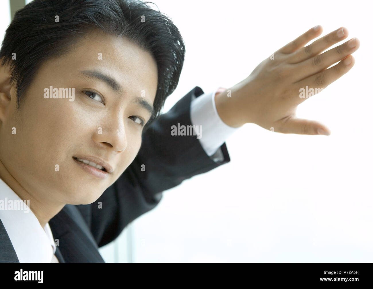 Businessman standing with arms folded, smiling Banque D'Images