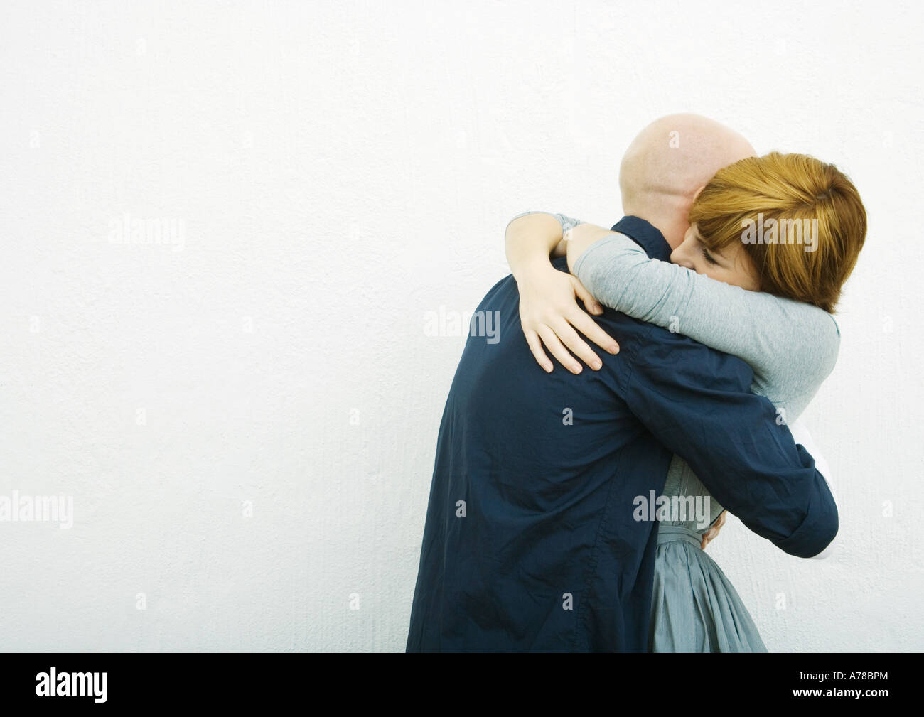 Young couple embracing, side view Banque D'Images