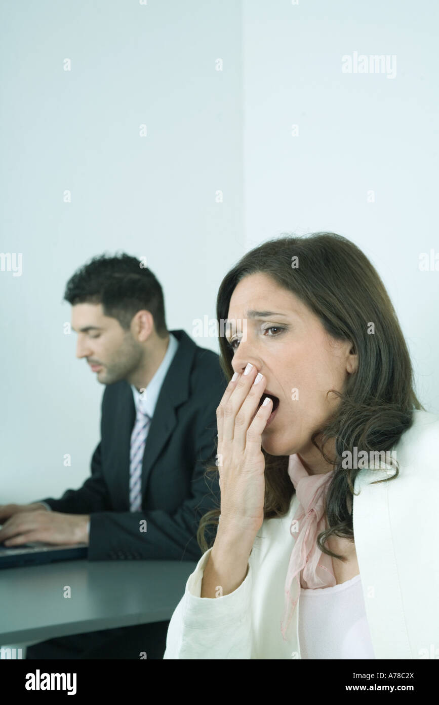 Woman yawning Banque D'Images