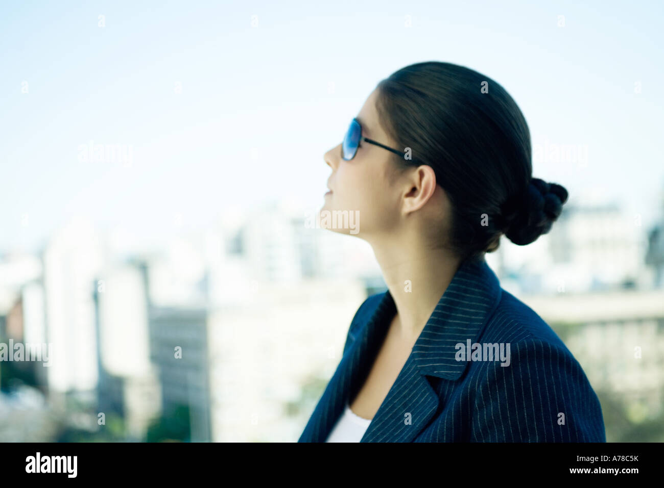 Femme portant des lunettes de soleil, jusqu'à la ligne d'horizon, en  arrière-plan, profil Photo Stock - Alamy