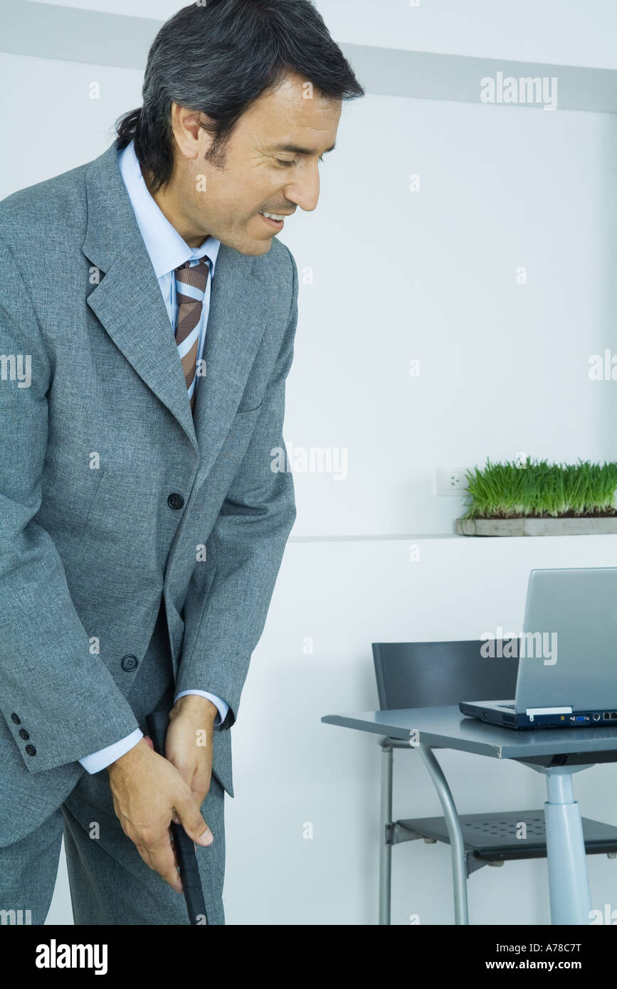 Businessman putting in office Banque D'Images