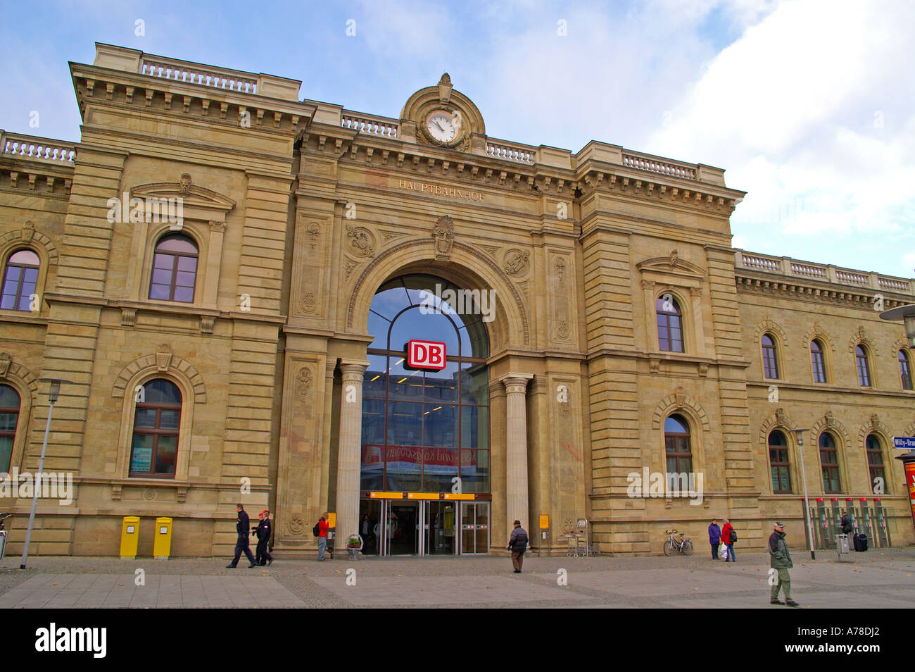 La station principale Magdeburg Willy Brand Platz Sandstein Banque D'Images