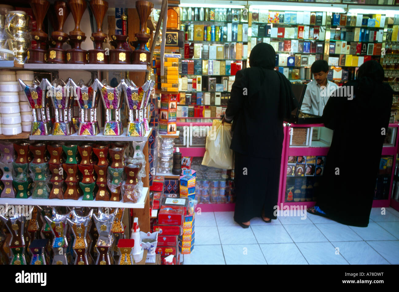 Abu Dhabi UAE Souk Women Shopping dans un magasin de parfums traditionnels Banque D'Images