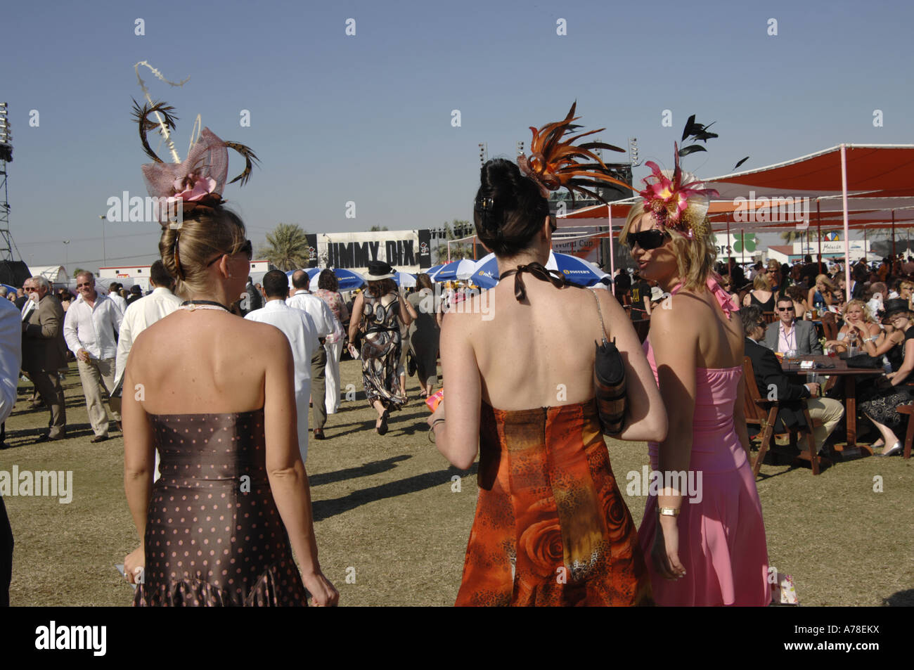 Femmes en chapeaux à la course hippique de la coupe du monde de Dubaï Banque D'Images