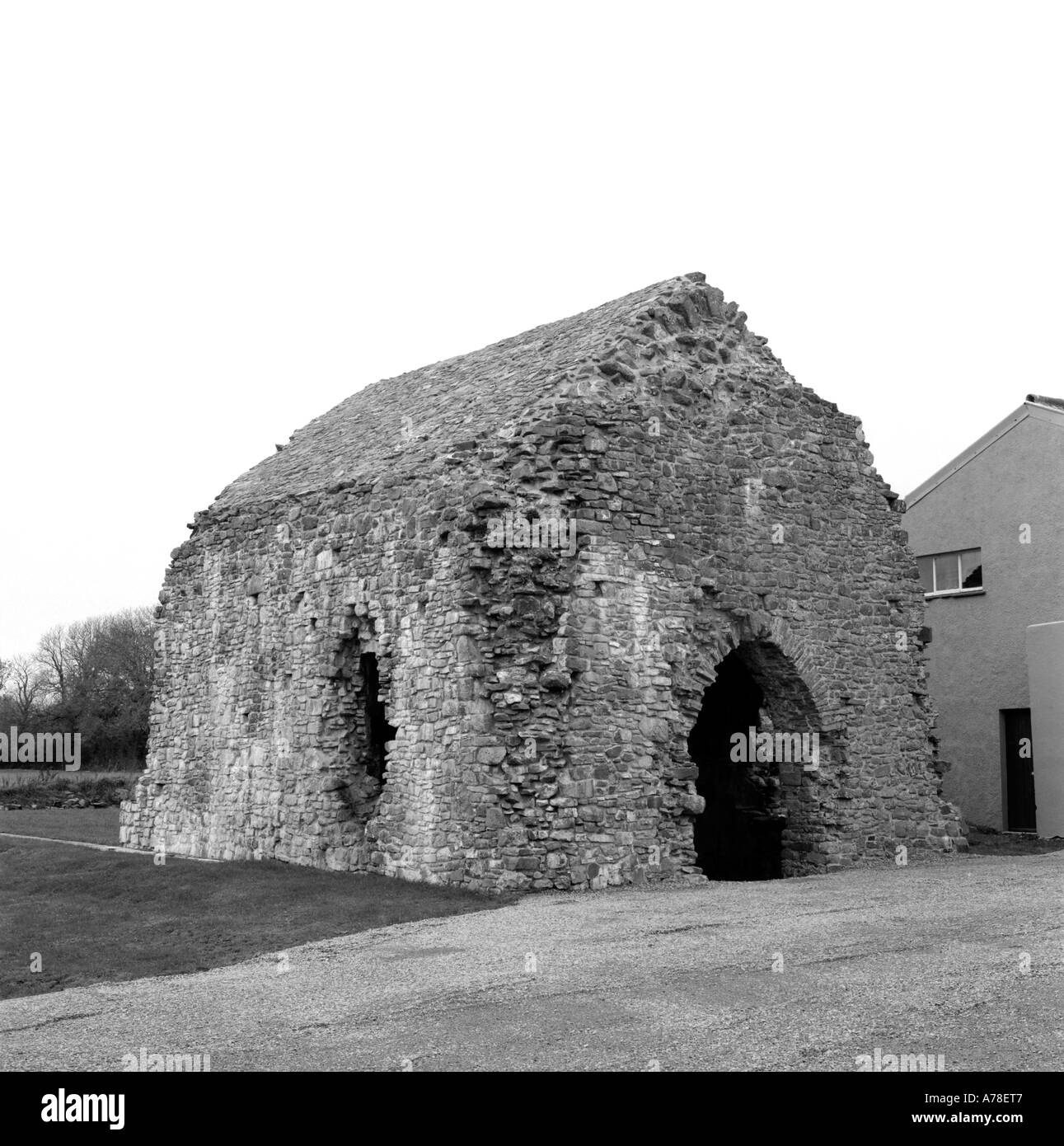 Abri du pèlerin et le début de la structure de l'hôpital avec un toit en pierre près de Tenby, Pembrokeshire, Pays de Galles, Royaume-Uni KATHY DEWITT Banque D'Images Abri du pèlerin et le début de la structure de l'hôpital avec un toit en pierre près de Tenby, Pembrokeshire, Pays de Galles, Royaume-Uni KATHY DEWITT Banque D'Images