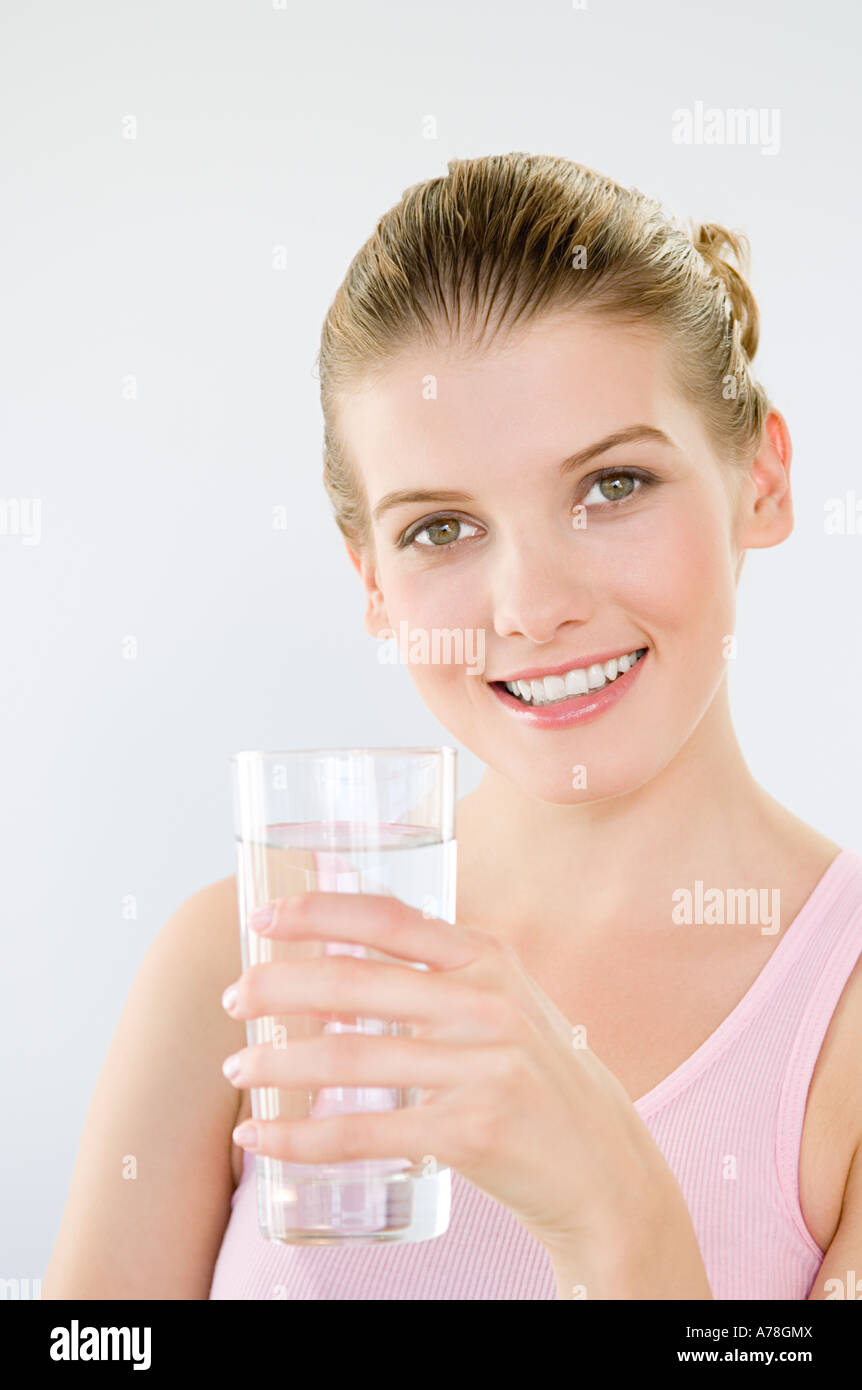 Woman holding glass of water Banque D'Images