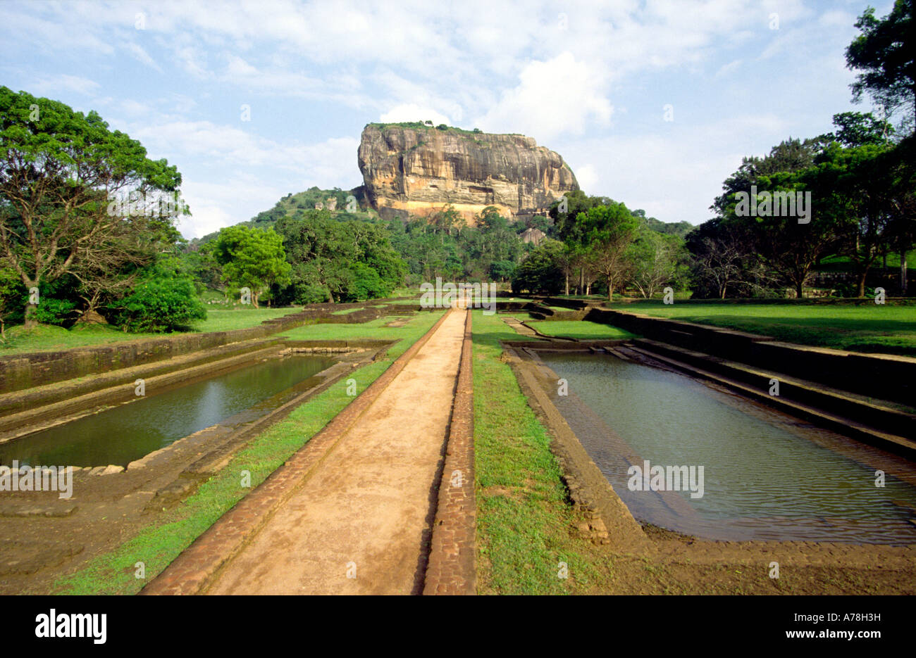 Sri Lanka Sigiriya Rock forteresse des jardins d'eau Photo Stock - Alamy