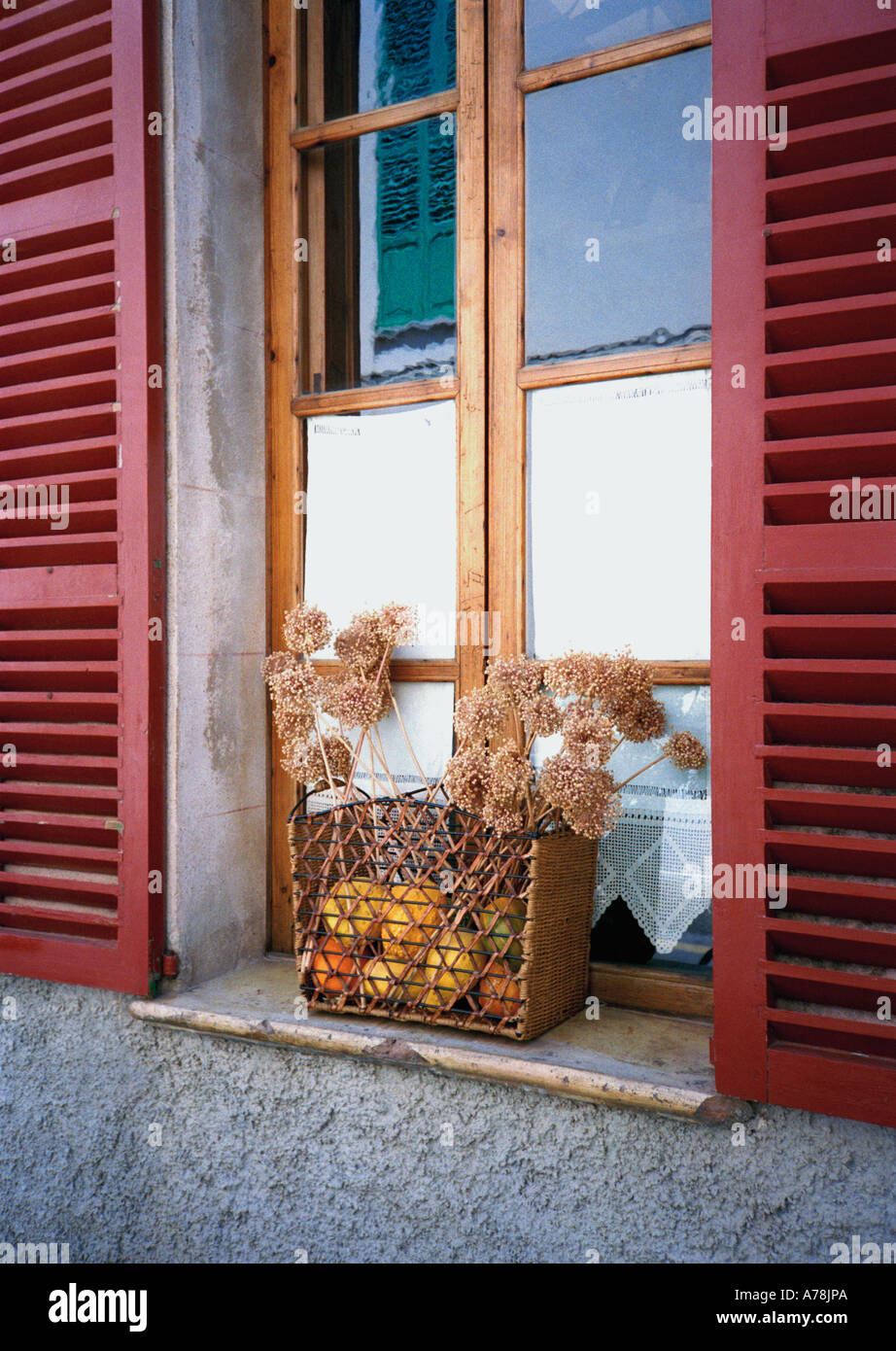 Boîte de fenêtre, à l'extérieur d'un café dans la vieille ville d'Alcudia sur l'île des Baléares de Majorque, Espagne Banque D'Images