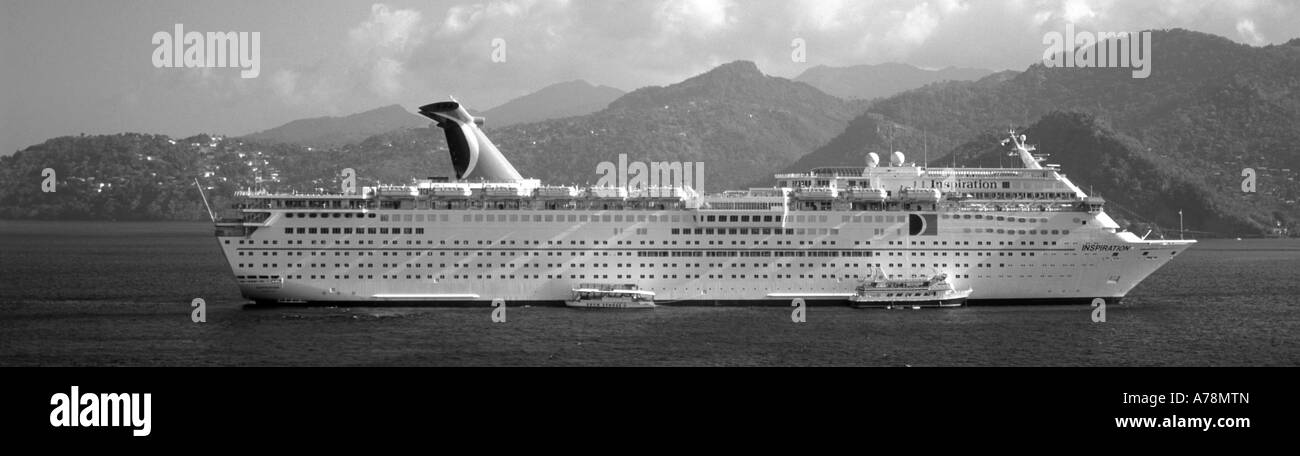 Grand bateau de croisière amarré Inspiration off St Georges harbour île tropicale des Caraïbes Grenade avec de tendres utilisés pour transporter des passagers d'excursion et de terre Banque D'Images