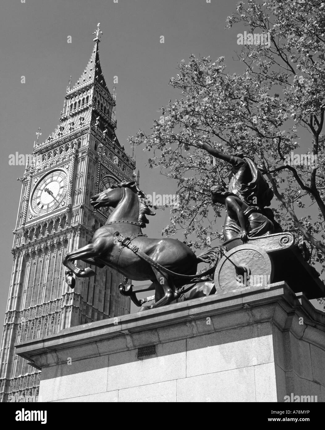 Westminster Big Ben tour de l'horloge et la Statue de la Reine Boadicée avec char statue au chambres du Parlement Banque D'Images