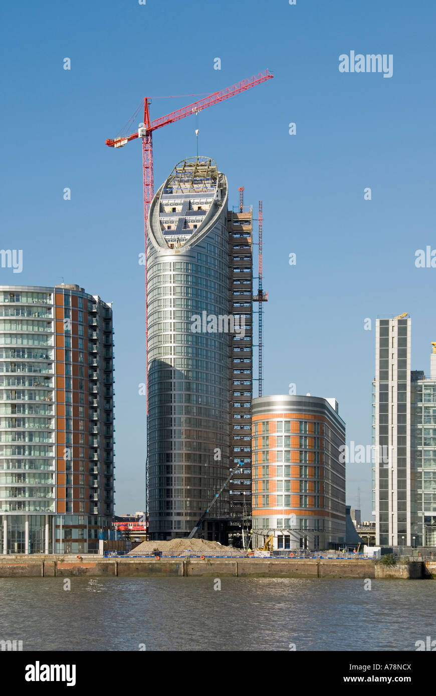 Riverside de grue à tour de l'édifice, catégorie gratte-ciel vacances chantier travaux en cours forme toit inhabituelle Tower Hamlets East London England UK Banque D'Images