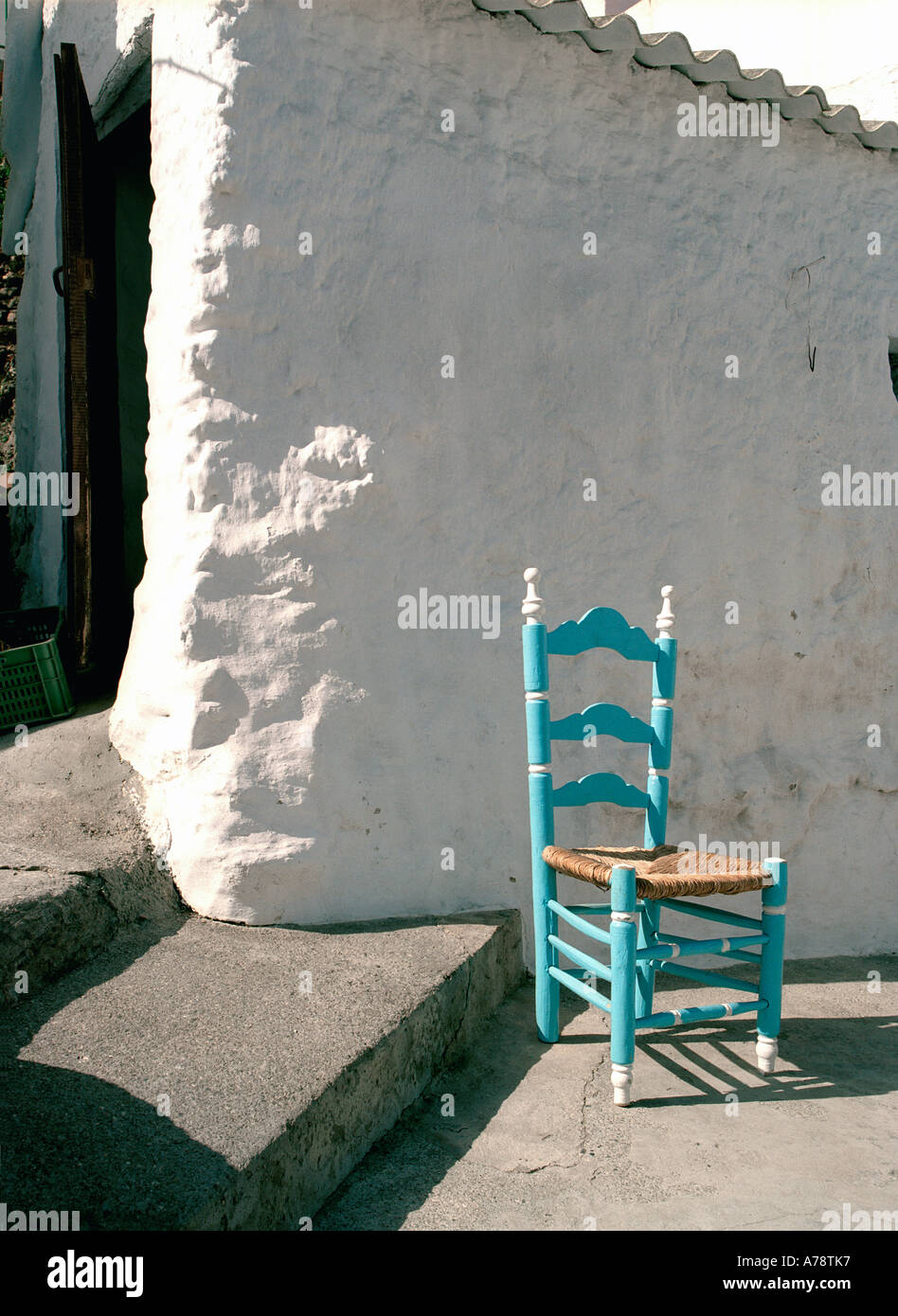 Un fauteuil traditionnel, peint un bleu attend sa propriétaire dans le village de Torrox Hill, près de Nerja, Málaga, Andalousie, Espagne Banque D'Images