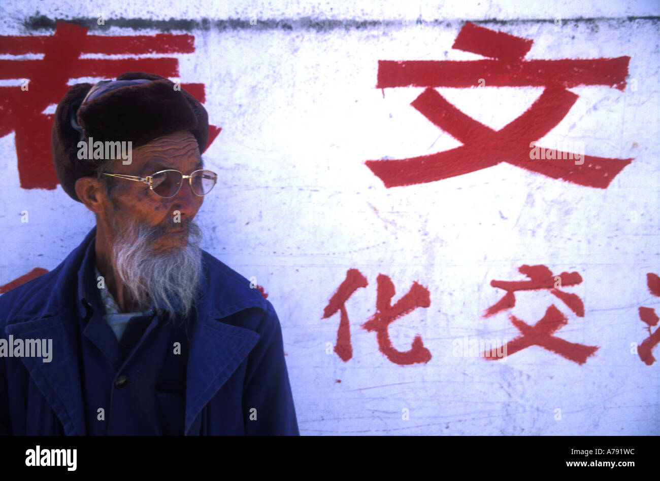 Vieux chinois vêtu d'un costume mao bleu dans une rue de Lijiang Yunnan, Chine Banque D'Images