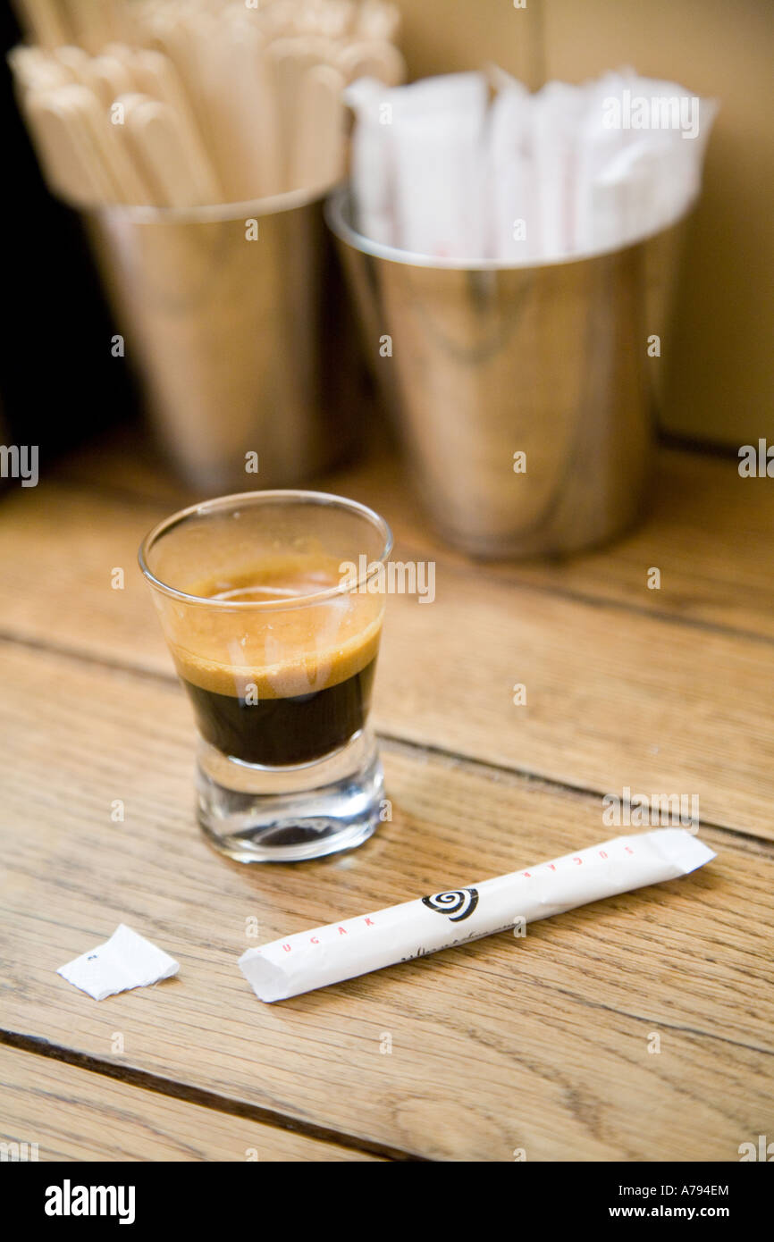 Verre ou Tasse de café espresso torréfié à Amsterdam court Banque D'Images