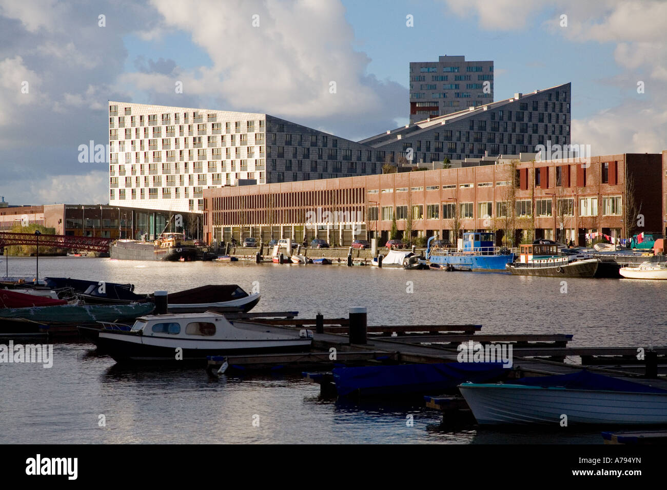 IJ toren amsterdam Eastern Docklands à l'île de Bornéo sumatra java knsm île sporenburg pont rouge la tour des baleines Banque D'Images