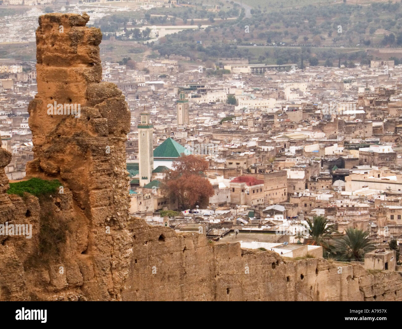 Les murs en ruine de la médina de Fès, Maroc Banque D'Images