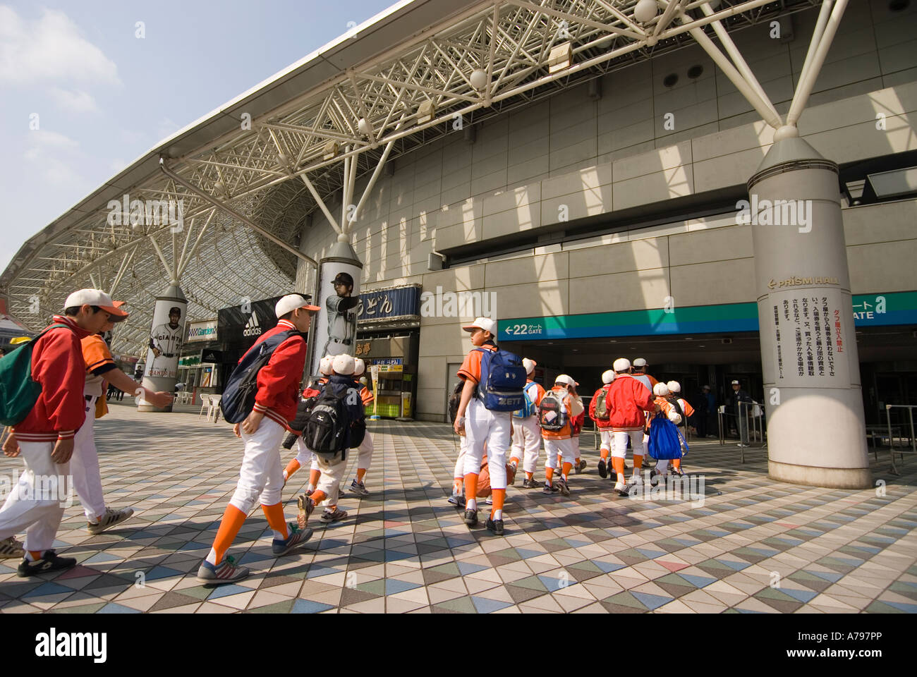 La petite ligue de baseball players entrez le Tokyo Dome Stadium Tokyo Japon Banque D'Images