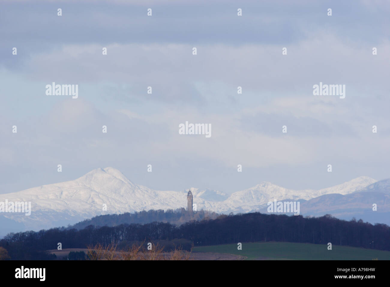 Le Monument William Wallace avec enneigés des montagnes au loin Banque D'Images