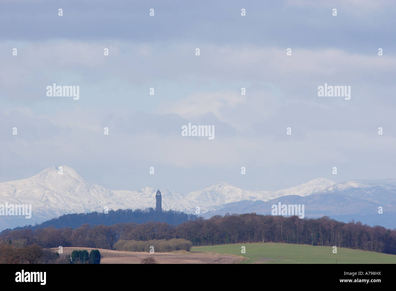 Le Monument William Wallace avec enneigés des montagnes au loin Banque D'Images