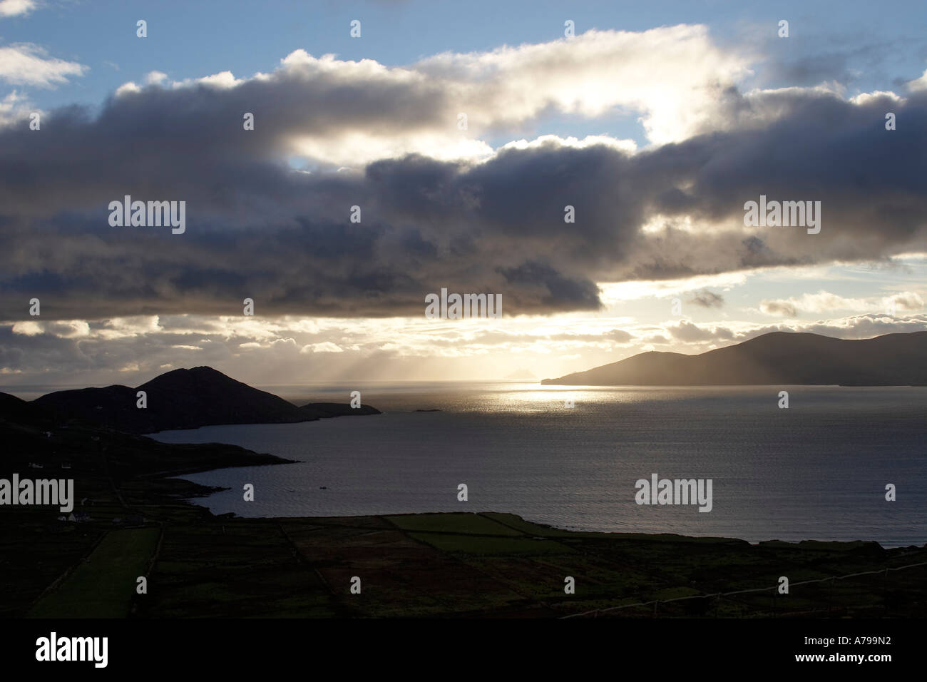 Vue sur la baie de Ballinskelligs de Hog s Head et du bolus avec tête en cloudscapes dramatique ciel dans le comté de Kerry Irlande Banque D'Images