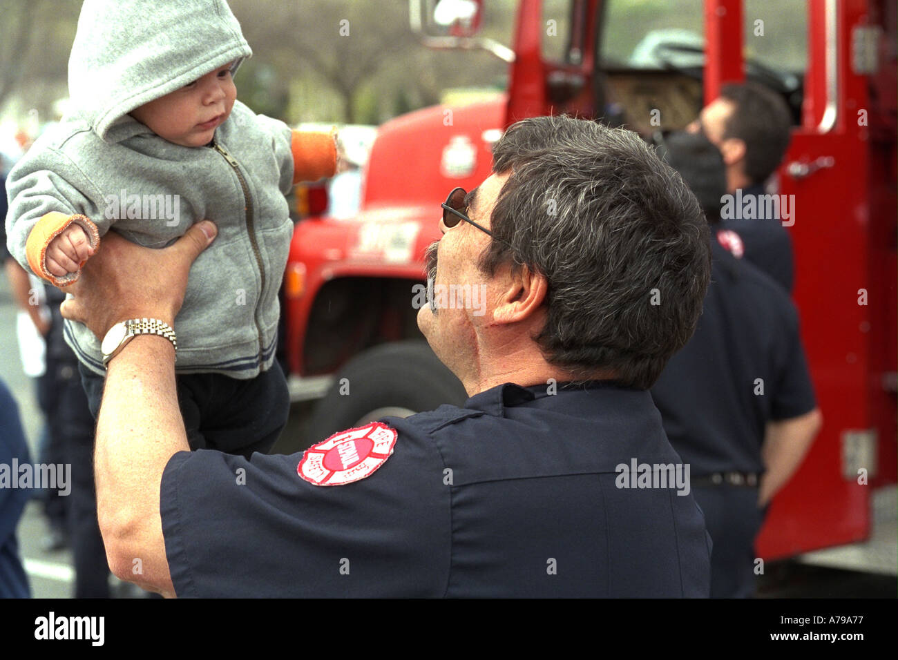 Pompier De 45 Ans Et Le Bebe Au Festival De Cinco De Mayo St Paul Minnesota Usa Photo Stock Alamy