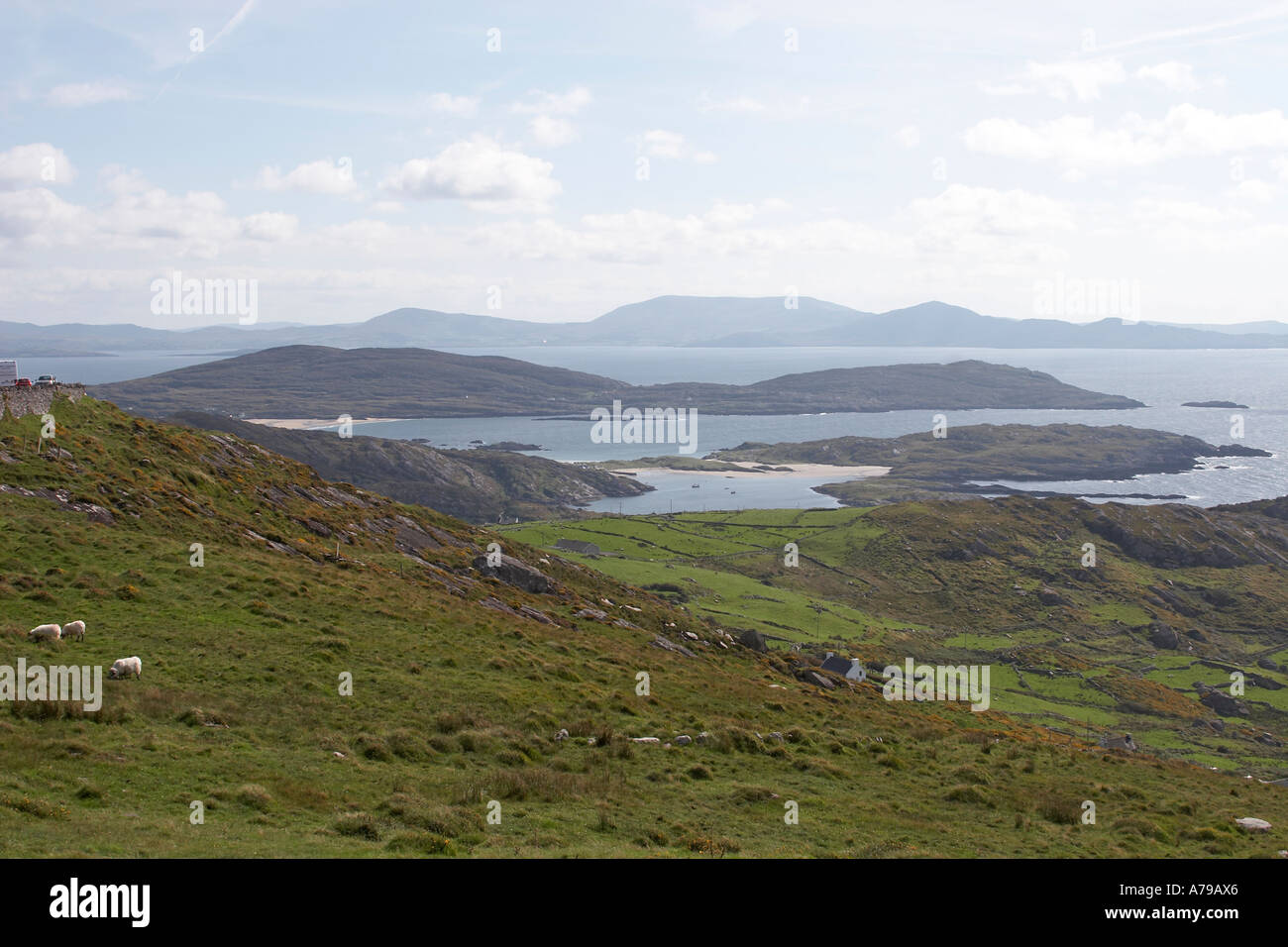 Voir l'abbaye de l'île plage de Derrynane Agneau s Head et l'ensemble de la mer de Beara Beenarourke dans le comté de Kerry Irlande Banque D'Images