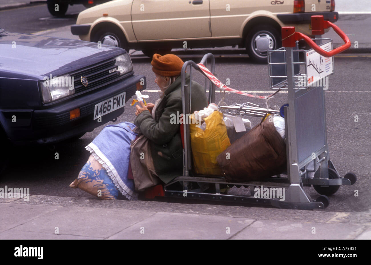 Femme sans-abri avec chariot à bagages dans les rues de Londres. Banque D'Images Femme sans-abri avec chariot à bagages dans les rues de Londres. Banque D'Images