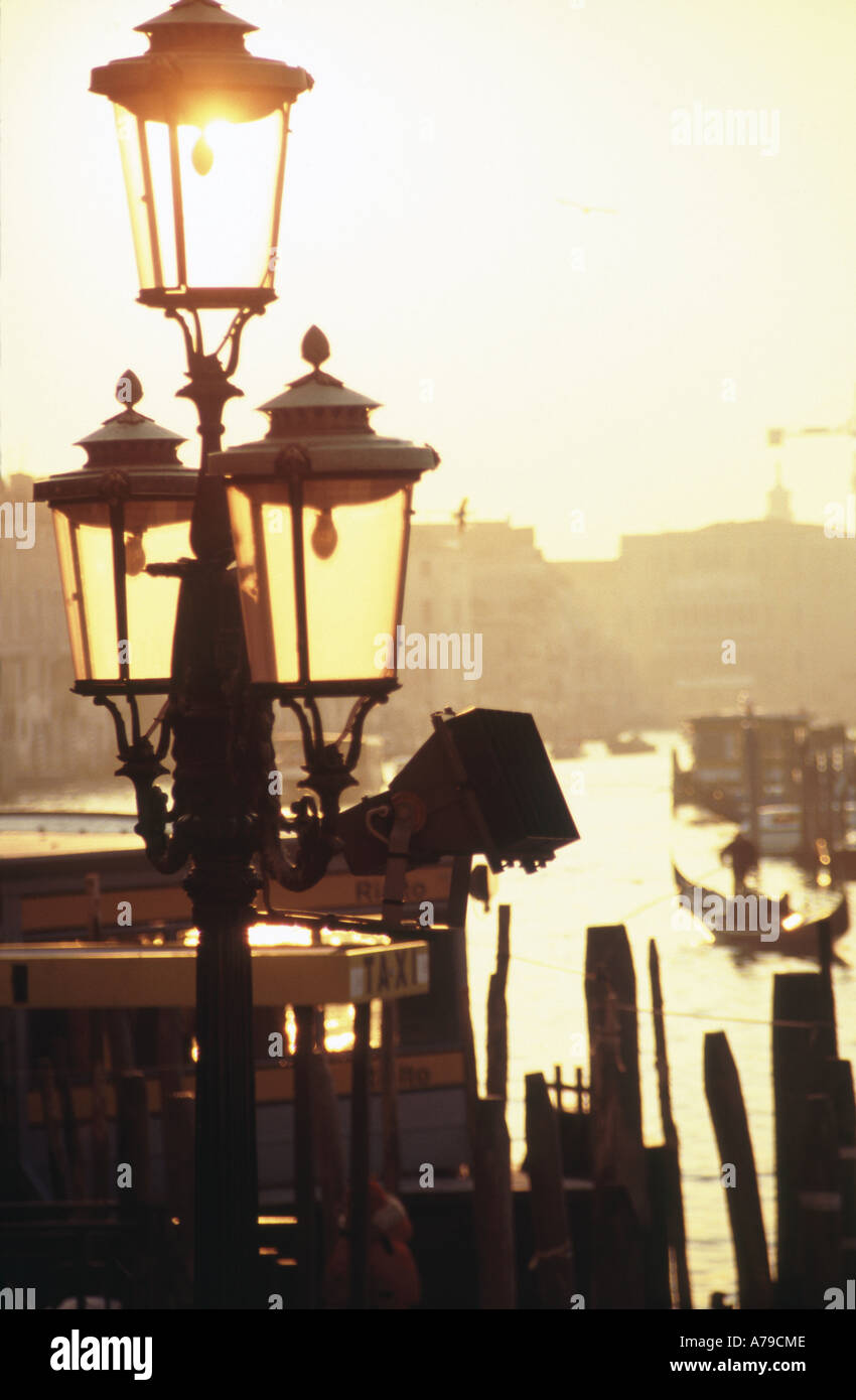 Soft coupé la lumière du matin sur vieilles lampes sur le Grand Canal près du Pont Rialto Venise Italie Banque D'Images