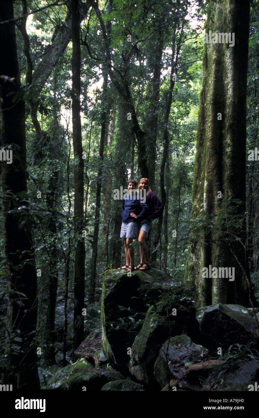 Babes in the wood Inke les voyageurs et Suzy poser parmi les forêts pluviales tempérées de Parc National de Dorrigo Banque D'Images