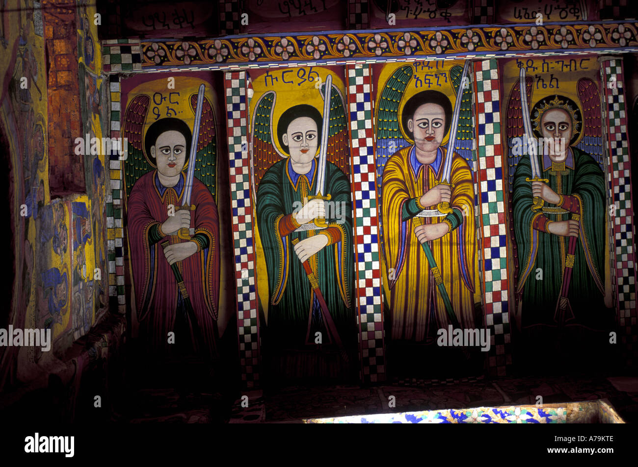 Archanges brandissant des épées dans Ethopian lumineux tableau religieux Église chrétienne dans le nord de l'Éthiopie Axum Banque D'Images